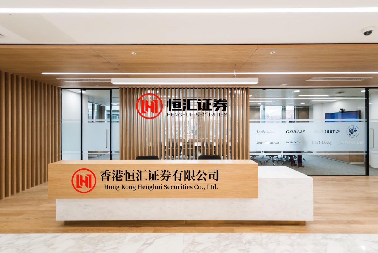 广源优配平台 64岁金凯瑞变样，被曝不是本人！小32岁亚裔女友长相曝光，引争议